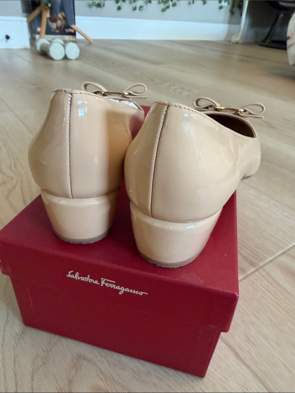 Salvatore Ferragamo Beige Patent Vara Bow Pumps - Picture 4 of 11